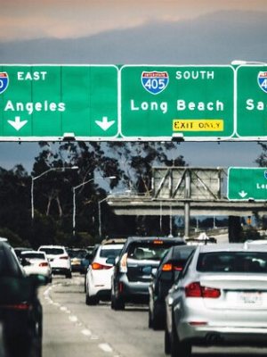 Kaliforniya’da 2025 Trafik Kuralları Değişti! Yeni Yasaları Biliyor&nbsp;Musunuz?